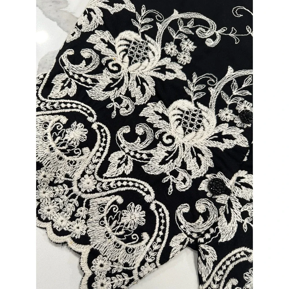 Vintage Express Black White Floral Embroidered Scalloped Hem Vest Size M‎ USA
